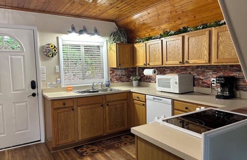 Irvine Cabina | Cherokee Cabin Renovated - Cliff & Lake Views - Cave Run Lake & Red River Gorge