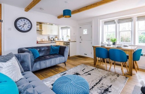 Honley Condominio | Cherry Blossom Cottage - Parking -Pet Friendly