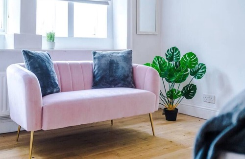 Honley Condominio | Cherry Blossom Cottage - Parking -Pet Friendly