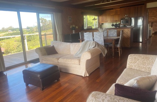 Wandin East Otro | Cherry Haven farmhouse overlooking Yarra Valley
