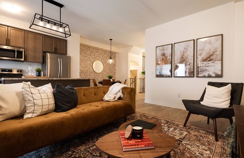 Beamsville Casa | Cherry Heights Haven: Delightful Designer Townhome