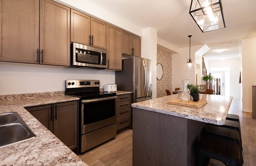 Beamsville Casa | Cherry Heights Haven: Delightful Designer Townhome