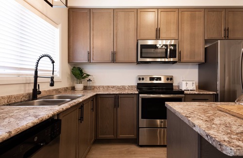 Beamsville Casa | Cherry Heights Haven: Delightful Designer Townhome