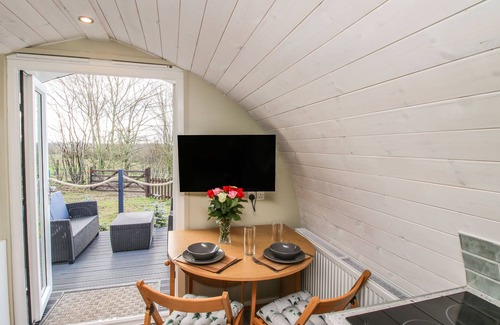 Lyth Hill Cabaña | CHERRY POD 2, pet friendly, with a garden in Meole Brace