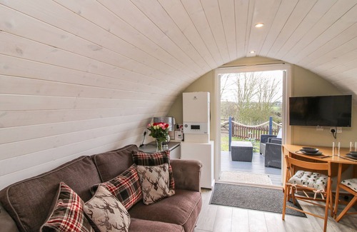 Lyth Hill Cabaña | CHERRY POD 2, pet friendly, with a garden in Meole Brace