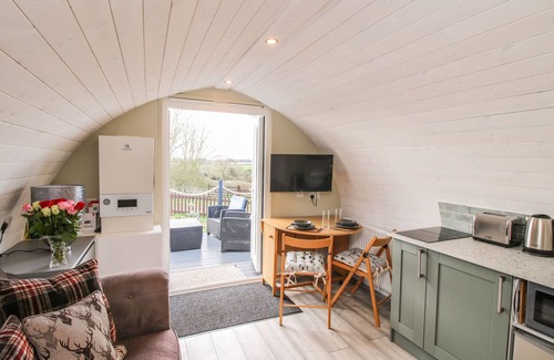 Lyth Hill Cabaña | CHERRY POD 2, pet friendly, with a garden in Meole Brace