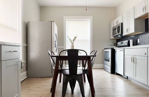 Evansville Apartamento | Cherry Street Retreat A