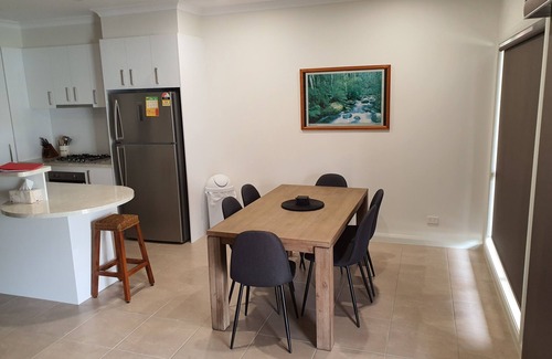 Mildura Casa | Cherry Villa 3: Luxurious 3BR Inner City Townhouse. Free WIFI.