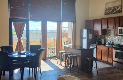 Sandusky Condominio | ¡Uno de los ÚNICOS 1 BR / 2BA, con un ENORME espacio habitable! Perfecto para parejas!