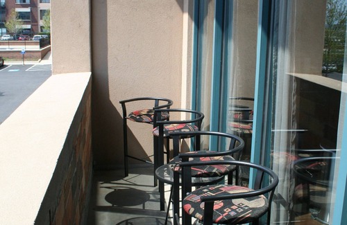 Sandusky Condominio | ¡Uno de los ÚNICOS 1 BR / 2BA, con un ENORME espacio habitable! Perfecto para parejas!