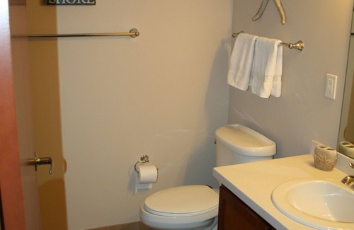 Sandusky Condominio | ¡Uno de los ÚNICOS 1 BR / 2BA, con un ENORME espacio habitable! Perfecto para parejas!