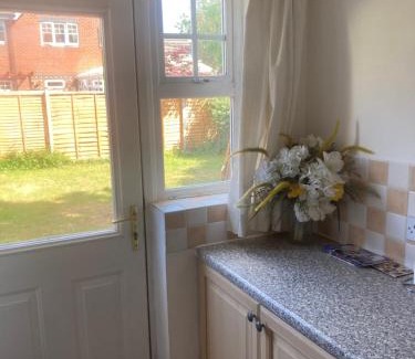 Chessington Casa | Chessington Home Stay , 3 Bed 6 Guests Free Parking Near M25 JCT9, Chessington world of Adv Resort, Kingston, Epsom, Great for Families & Groups