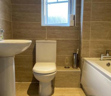 Chessington Casa | Chessington Home Stay , 3 Bed 6 Guests Free Parking Near M25 JCT9, Chessington world of Adv Resort, Kingston, Epsom, Great for Families & Groups