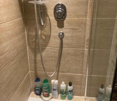 Chessington Casa | Chessington Home Stay , 3 Bed 6 Guests Free Parking Near M25 JCT9, Chessington world of Adv Resort, Kingston, Epsom, Great for Families & Groups