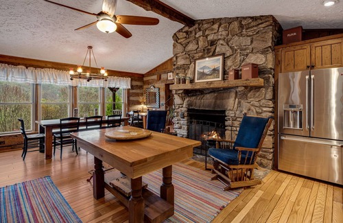Canton Cabina | Chestnut House: private luxury log cabin with mountain views, trout stream, WiFi