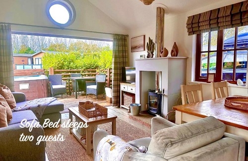 Arnold Cabina | Chestnut Lodge with Hot Tub & Log Burner, close to the sea