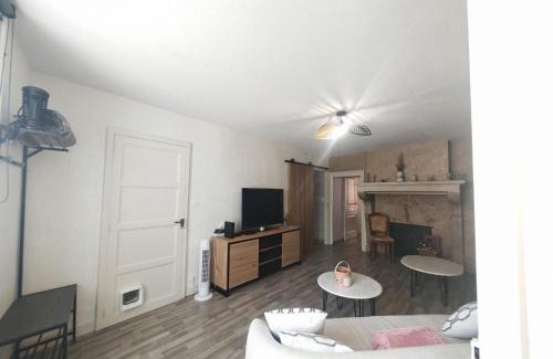 Humes Casa | chez Émile côté face maison entière, 3 chambres, 2 salles de bains,jardin et terrasse