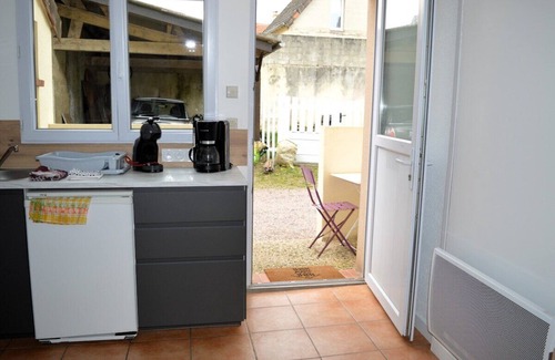 Luc-sur-Mer Casa | Chez Fabienne, Maison Avec Petite Terrasse Privée