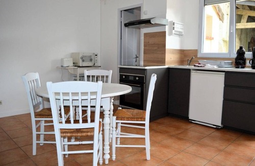 Luc-sur-Mer Casa | Chez Fabienne, Maison Avec Petite Terrasse Privée