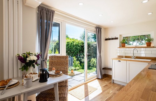 Helston Cabaña | Chi Lowarth