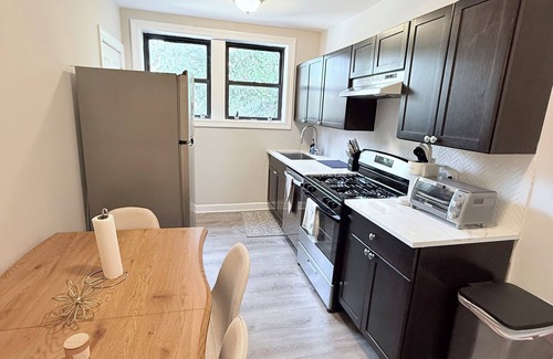 West Ridge Apartamento | Chic 1 BD apt in West Rogers Park, Chicago-Near Loyola University