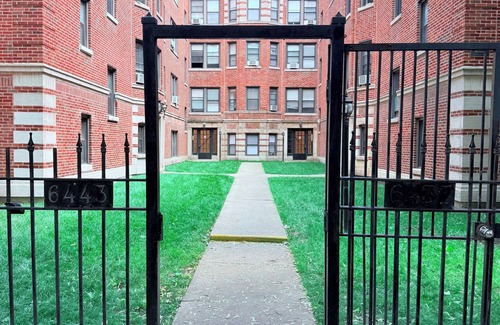 West Ridge Apartamento | Chic 1 BD apt in West Rogers Park, Chicago-Near Loyola University