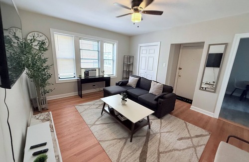 West Ridge Apartamento | Chic 1 BD apt in West Rogers Park, Chicago-Near Loyola University