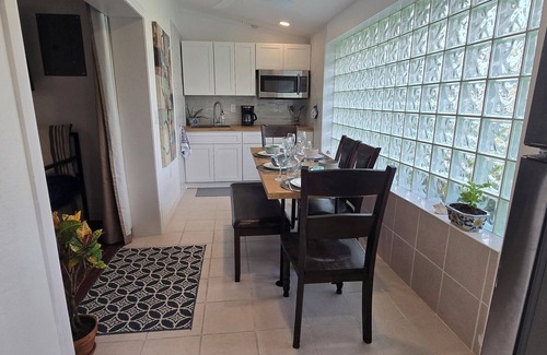 Greater Northdale Apartamento | Chic 1-bedroom apartment in cool Tampa with AC