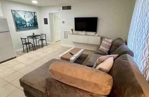 North Central Hollywood Apartamento | Chic 1-bedroom with WiFi and AC in welcoming Hollywood 101