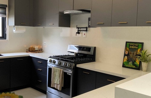 Priory Casa | Chic 2-Bedroom Luxury Home with Modern Amenities, Private Bath & Full Kitchen