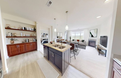 Brookfield Apartamento | Chic 2-bedroom apartment in cool Brookfield with WiFi, fitness room