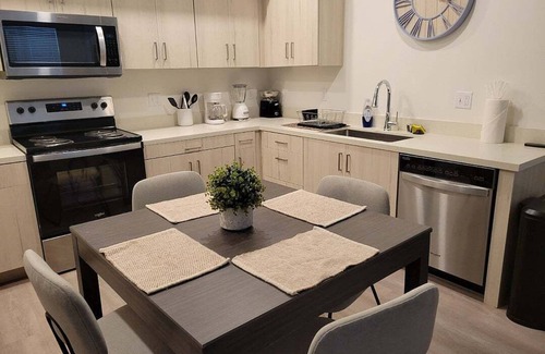 Brentwood Apartamento | Chic 2-bedroom apartment with WiFi, AC in welcoming Brentwood