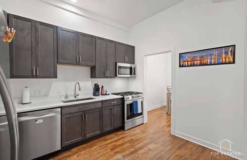 Douglas Apartamento | Chic 2-bedroom apartment in beautiful Chicago. 30+ Day Stays Only