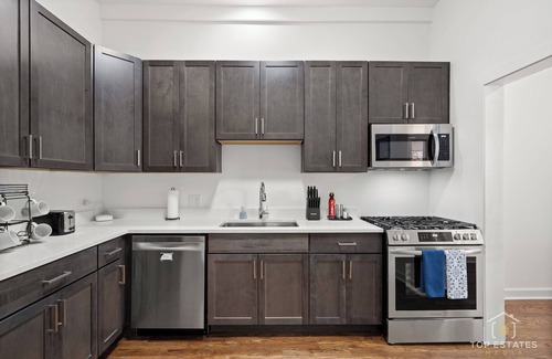 Douglas Apartamento | Chic 2-bedroom apartment in beautiful Chicago. 30+ Day Stays Only