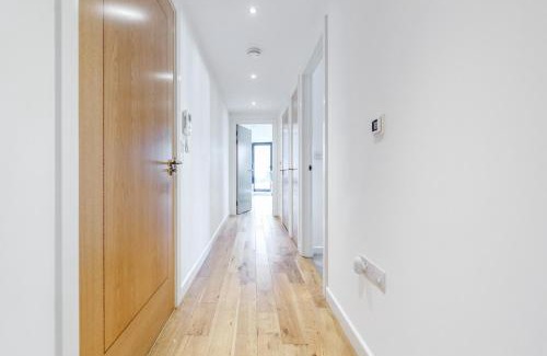 Evelyn Apartamento | Chic 2-Bedroom Apartment in Canada Water, London - Stylish Retreat Near the River Thames