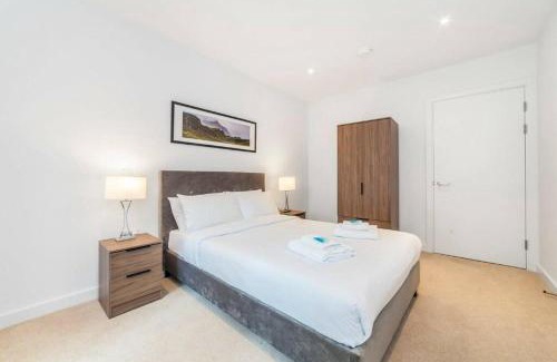 Evelyn Apartamento | Chic 2-Bedroom Apartment in Canada Water, London - Stylish Retreat Near the River Thames