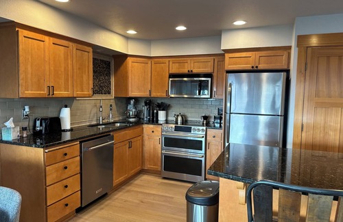 Freeland Condominio | Chic 2-bedroom beachfront condo on Mutiny Bay with water views
