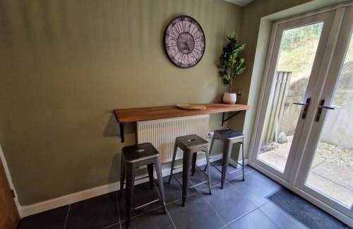 Tredegar Casa | Chic 2 Bedroom Close to Town with Free Parking