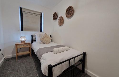 Tredegar Casa | Chic 2 Bedroom Close to Town with Free Parking