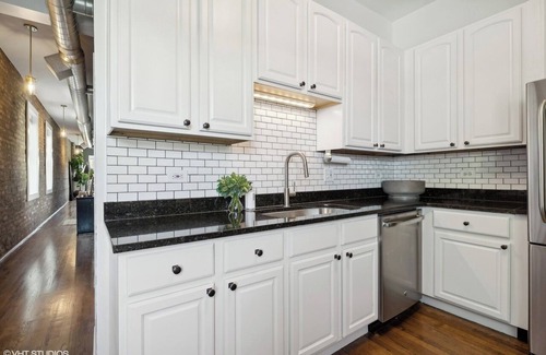 Wrightwood Neighbors Condominio | Chic 2-bedroom condo with AC, fitness room in cool Chicago