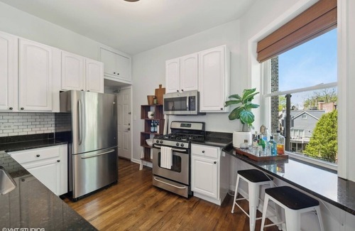 Wrightwood Neighbors Condominio | Chic 2-bedroom condo with AC, fitness room in cool Chicago