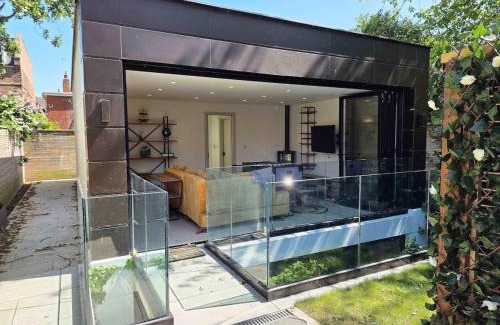 South Woodford Casa | Chic 2 Bedroom Modern Cave House