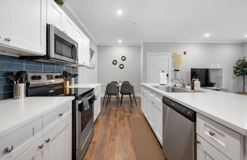 Port Wentworth Apartamento | Chic 2-bedroom Stay with AC, fitness room, pool, WiFi - E