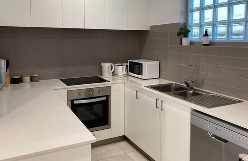 Cloverdale Apartamento | STYLISH 2BED CLOSE AIRPORT/SHOPS NETFLIX WIFI WINE