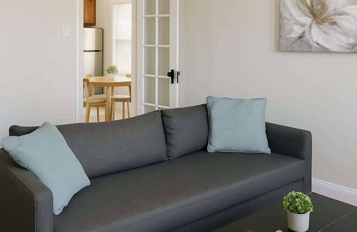 Old Irving Park Apartamento | Chic 2BR Haven Near Irving Park