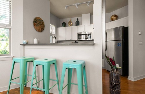 Queen Anne Apartamento | Chic 2BR King Beds Huge Patio 95 Walk Score!