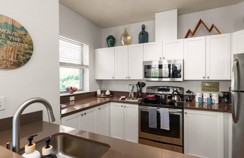 Queen Anne Apartamento | Chic 2BR King Beds Huge Patio 95 Walk Score!