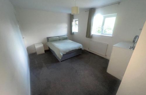 Dunstable Casa | Chic 3 Bed Home Sleeps 6 Free Parking! Families, Contractors, Groups all welcome to our Home!