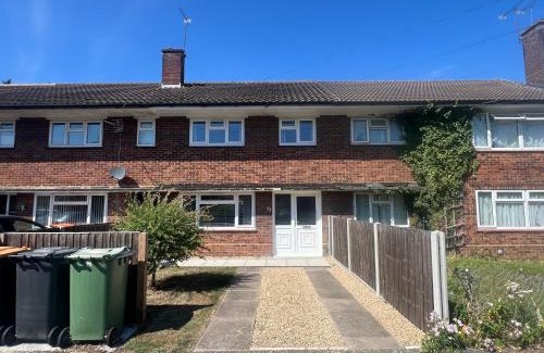 Dunstable Casa | Chic 3 Bed Home Sleeps 6 Free Parking! Families, Contractors, Groups all welcome to our Home!