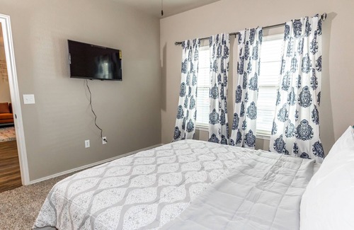 Lubbock Apartamento | Chic 3BR Apt Minutes to Downtown Pool & Gym